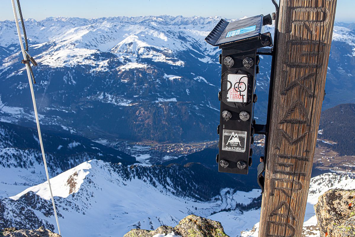 Tiefblick vom Gipfelkreuz gut 2300 Höhenmeter hinab nach Mayrhofen