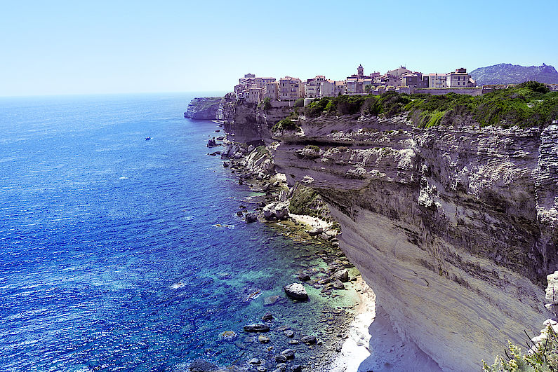 Die Klippenstadt Bonifacio an der Südspitze Korsikas