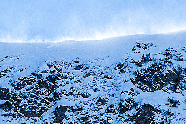 Schneefahnen am Kamm des Kleinen Traithen, bei genauem Hinsehen erkennt man das unmittelbar vorher abgegangene Schneebrett.