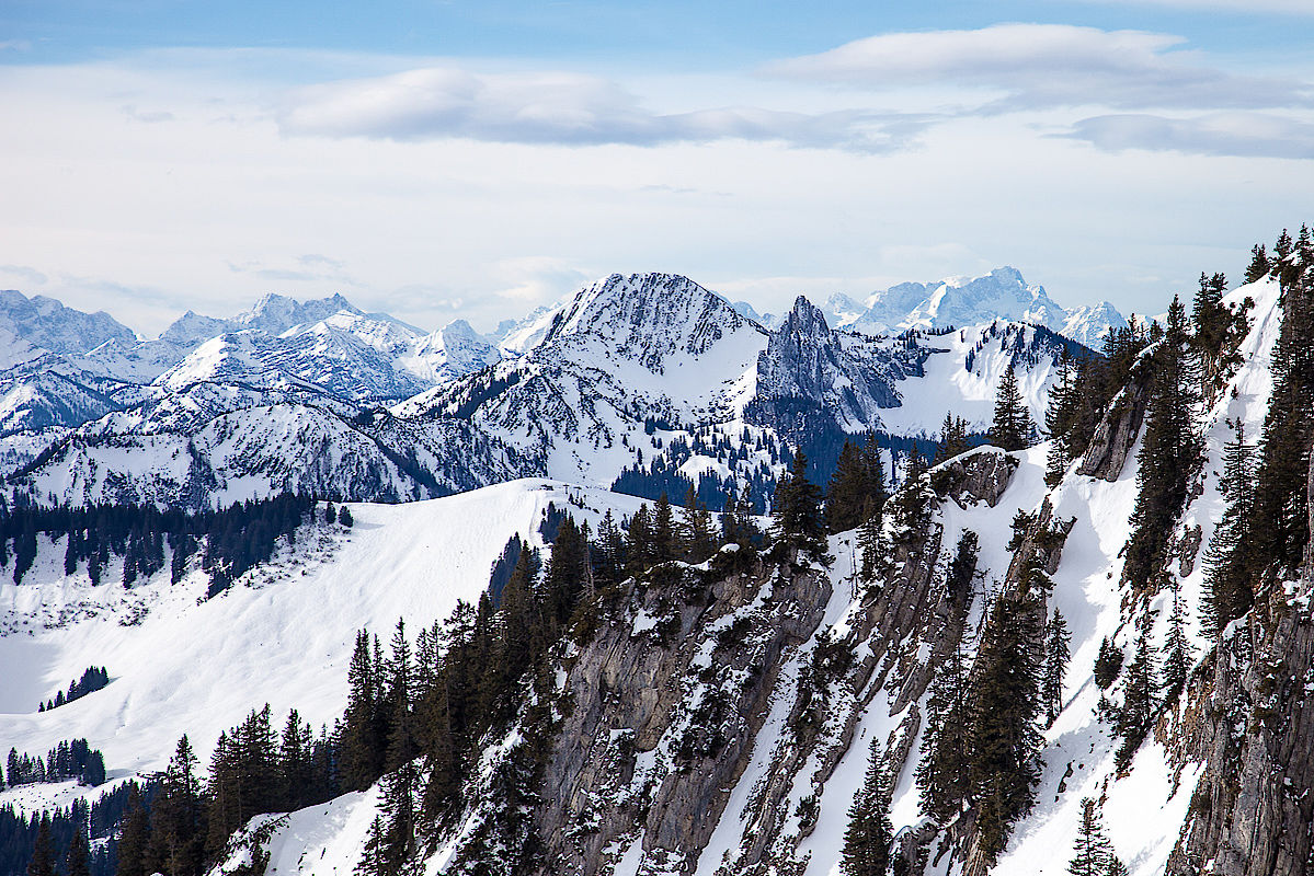 Beim Blick nach Südwesten auf die Schattenhänge von Risserkogel, Zugspitze und Karwendel schaut es hingegen noch deutlich winterlicher aus.