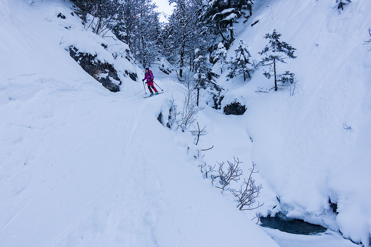 Am schmalen Sträßchen durch den Klausgraben, sollte man die Ski im Griff haben.