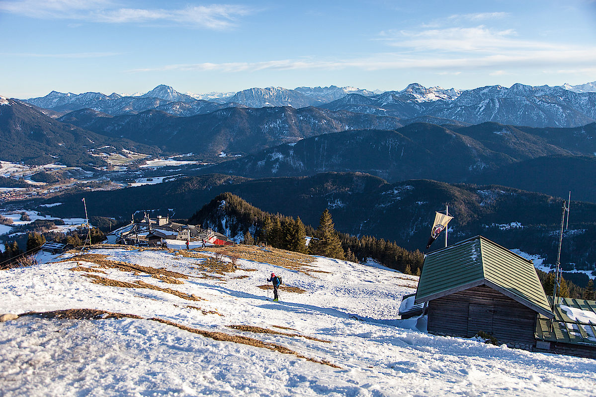 Brauneck-Gipfel: Trotz wenig Schnee und abgeblasener Stellen kann man mit Ski bis zum Gipfel gehen.