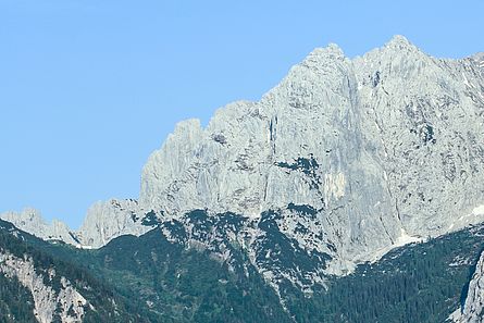 Die Totenkirchl-Westwand aus dem Kaisertal fotografiert Die Totenkirchl-Westwand aus dem Kaisertal fotografiert