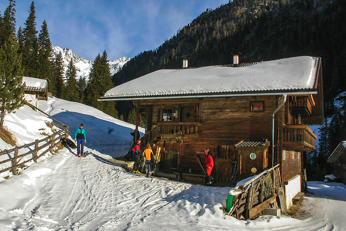 Die Gallfallalm im Gsieser Tal, schöne Selbstversorgerhütte für Skitouren.