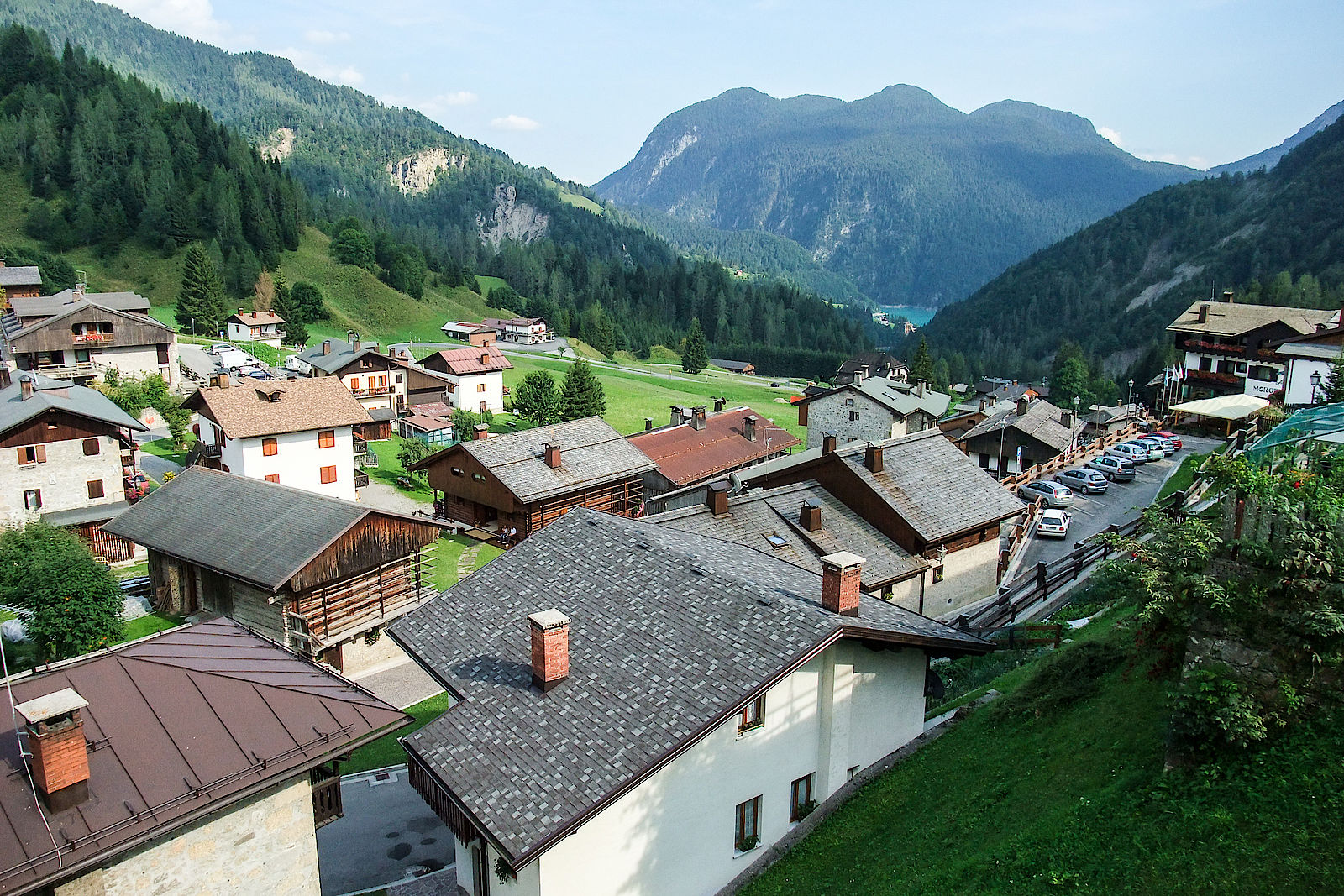 Der Ort Sauris di Sotto erinnert an ein Südtiroler Bergdorf