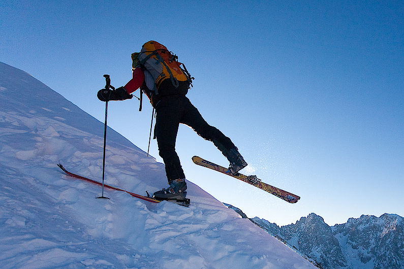 Die Ferse gegen den Ski »kicken« und drehen, wenn die Spitze hochklappt. Nun kann man in die entgegengesetzte Richtung weiter aufsteigen.Die Ferse gegen den Ski »kicken« und drehen, wenn die Spitze hochklappt. Nun kann man in die entgegengesetzte Richtung weiter aufsteigen.