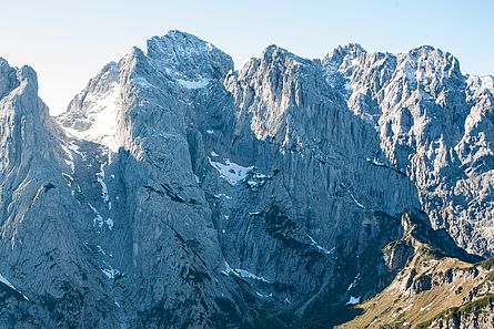 Die Ostwand Fleischbank, Karlspitze und Totenkirchl von Nordosten. In Bildmitte das Schneeloch, das rechts von der Totenkirchl Ostwand flankiert wird.