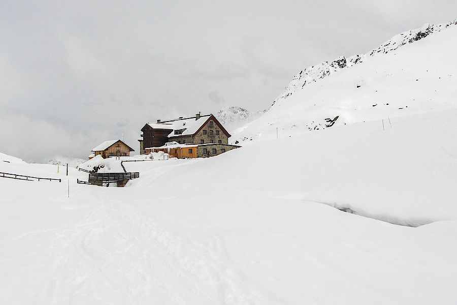 Die Franz-Senn-Hütte ist Ausgangspunkt für die Skitour zum Wilden Hinterbergl 