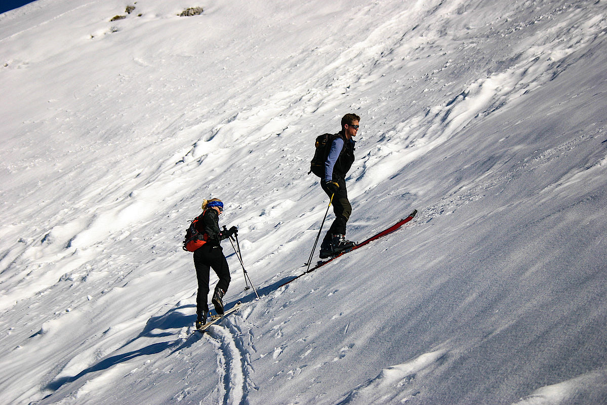 Ein 40 Grad steiler Hang, hartgefroren und ohne Spur fühlt sich gleich anders an als bei guter Aufstiegsspur und leicht angefirnt (Aufstieg zum Wiesberg). 