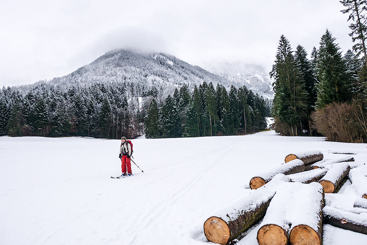 Skifahrer und Ski sind wieder heil am Parkplatz angekommen, der Schneefall ist bereits wieder Geschichte.