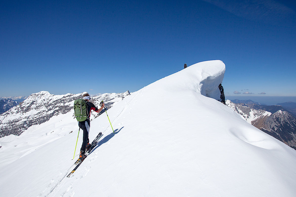 Am Gipfel etwas Vorsicht auf die Wechten - rechts gehts 600 m senkrecht runter.