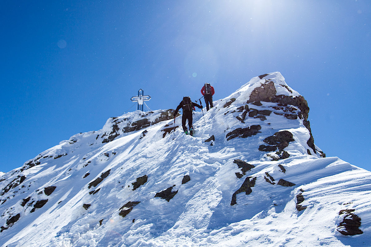 Der Gipfelanstieg ist einfach und problemlos ohne Steigeisen machbar. Hier der Blick vom Skidepot auf die letzten 20 Höhenmeter. 
