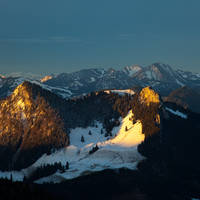Goldgelb beleuchteter Heuberg im Morgenlicht Goldgelb beleuchteter Heuberg im Morgenlicht