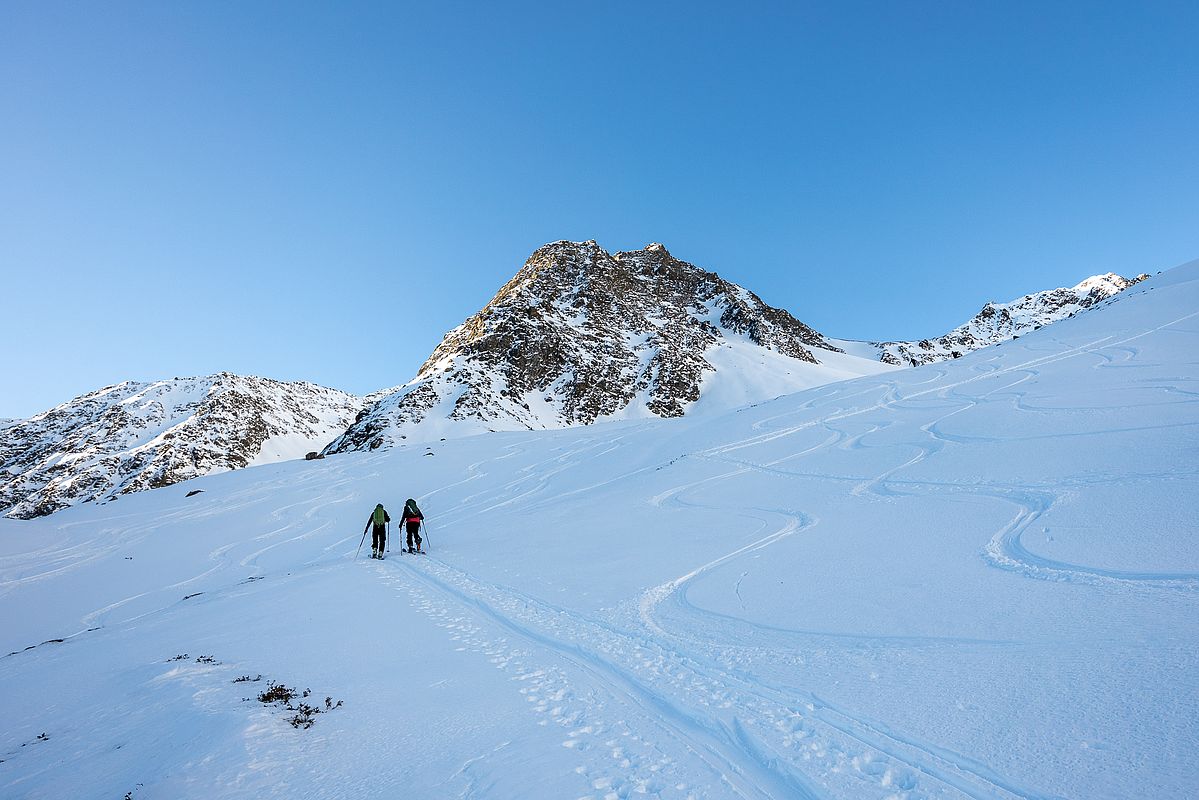 Oberhalb dieser Stufe präsentiert sich das Gelände skitourenfreundlicher