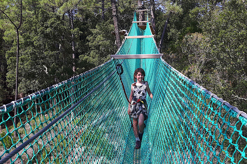 Fiona wandert über eine einfache Netzbrücke