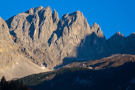 Elllmauer Halt und Gruttenhütte von Südosten im Morgenlicht Elllmauer Halt und Gruttenhütte von Südosten im Morgenlicht
