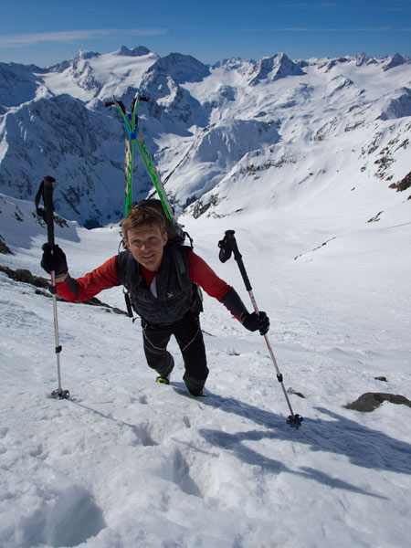 Die Steilstufe bewältigte man am bequemsten mit Ski am Rucksack