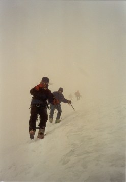 Abstieg im Nebel zum Skidepot