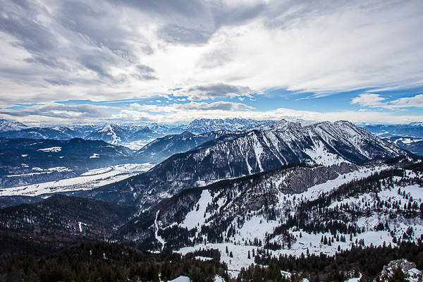 Winterlicher Blick über den schneebedeckten Schlechinger Talkessel zum Alpenhauptkamm, der - wie immer - in der Föhnwalze steckte.