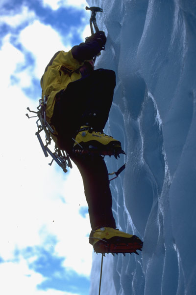 Auch im soliden Gletschereis läßt sich prima Eisklettern Auch im soliden Gletschereis läßt sich prima Eisklettern