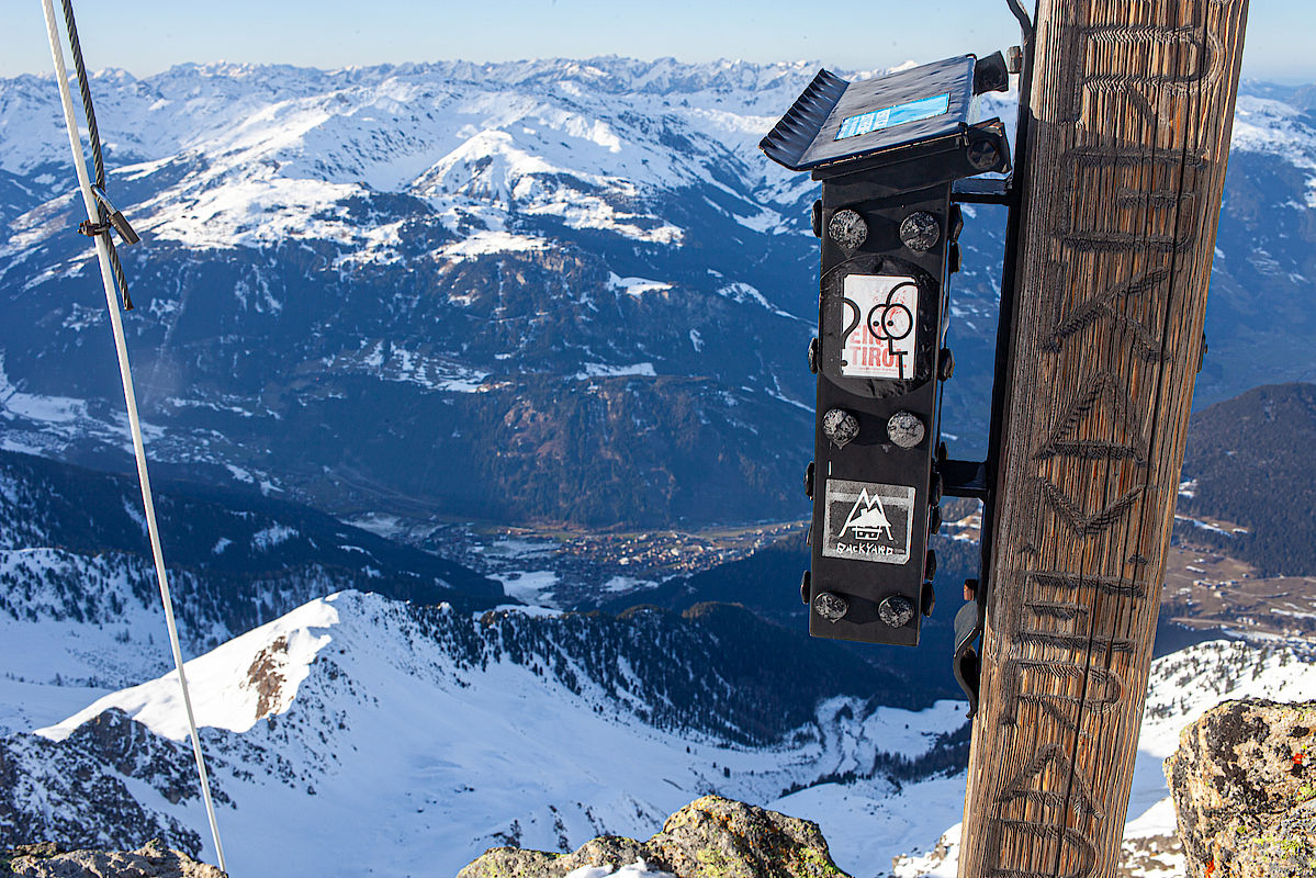 Tiefblick vom Gipfelkreuz gut 2300 Höhenmeter hinab nach Mayrhofen