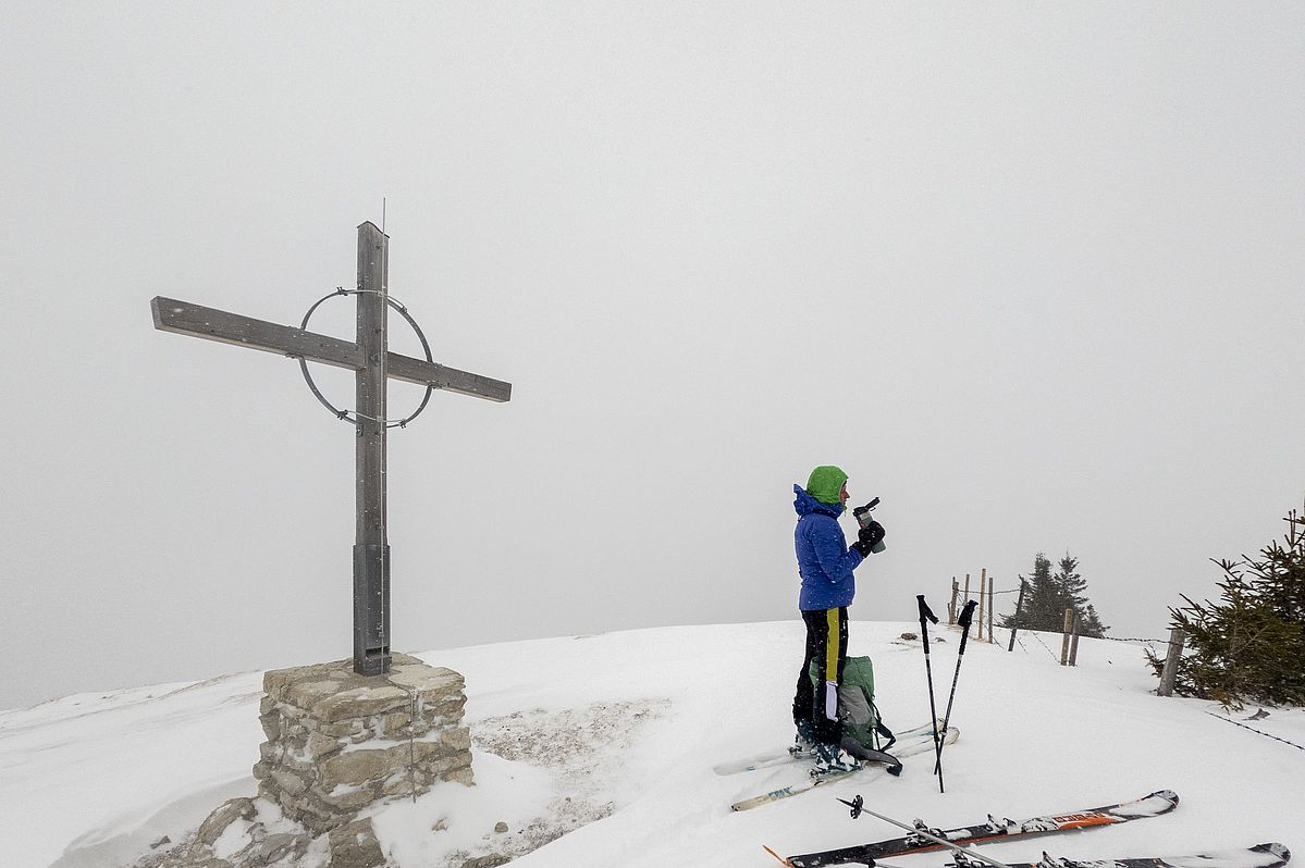 Wind und Schneefall am Gipfel der Brünnsteinschanze