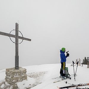 Wind und Schneefall am Gipfel der Brünnsteinschanze