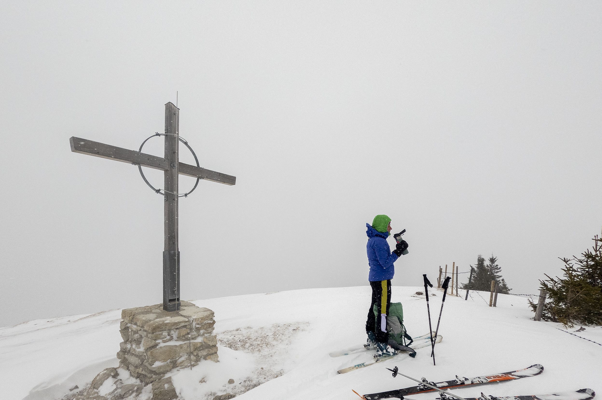 Wind und Schneefall am Gipfel der Brünnsteinschanze