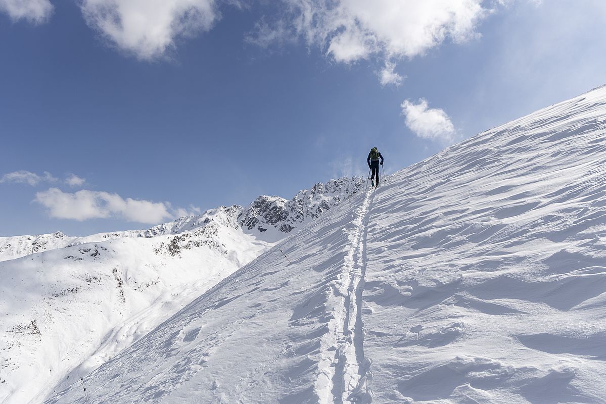Windbearbeiteter Schnee im obersten Teil