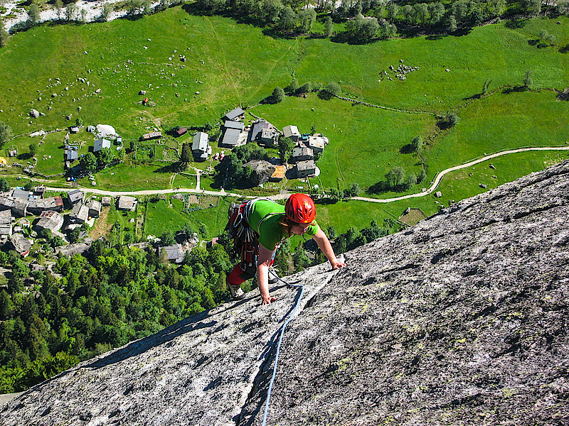 Bester Granit 500 m über dem Val di Mello - Sabine in Luna Nascente Bester Granit 500 m über dem Val di Mello - Sabine in Luna Nascente