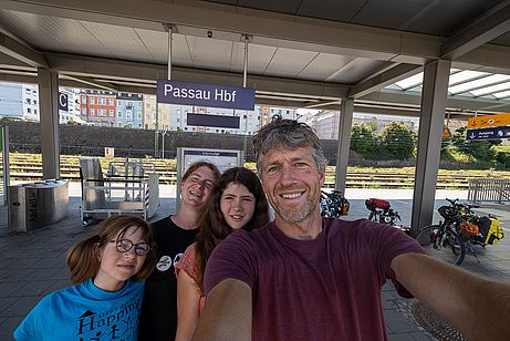 Warten auf unseren Zug im Bahnhof Passau Warten auf unseren Zug im Bahnhof Passau