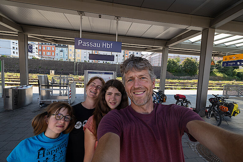 Warten auf unseren Zug im Bahnhof Passau