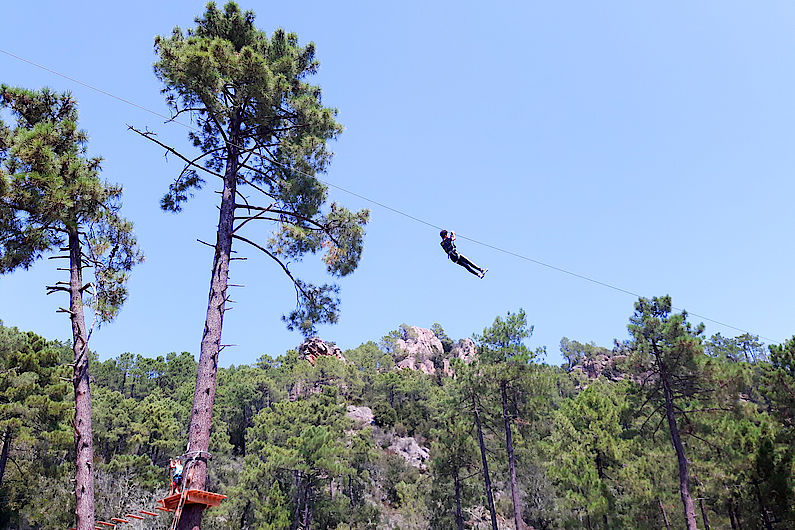 Ein 210 m langer Flying Fox führt über den gesamten Parkplatz