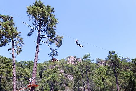 Ein 210 m langer Flying Fox führt über den gesamten Parkplatz Ein 210 m langer Flying Fox führt über den gesamten Parkplatz