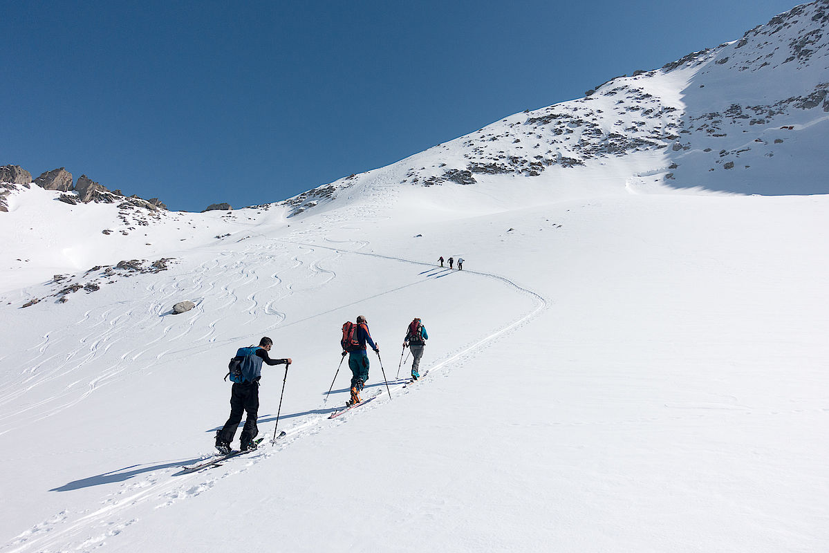 Aufstieg zur Breiten Scharte, rechts ein mächtiger Schneebrettanriss.