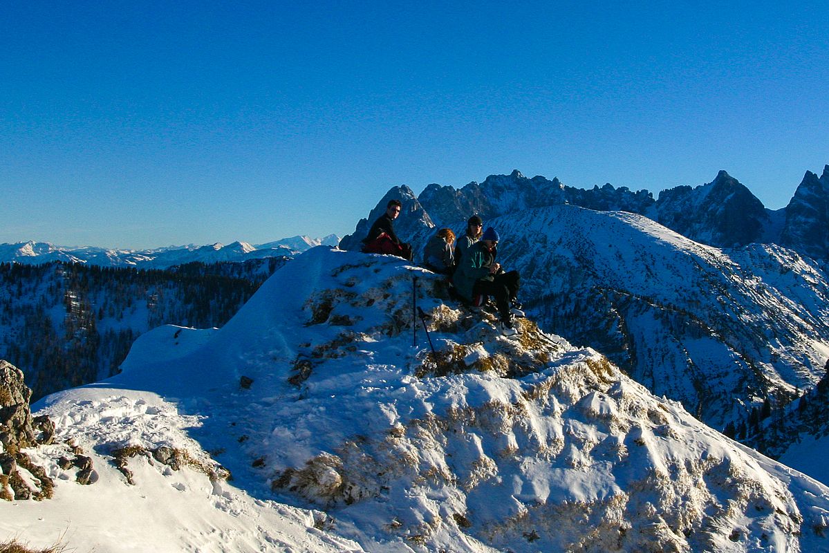 Gipfelrast am Heuberg mit Blick auf den Wilden Kaiser 