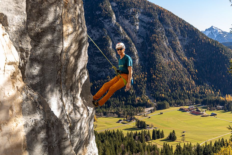 Man klettert in herrlicher Landschaft über dem Talkessel von Leutasch