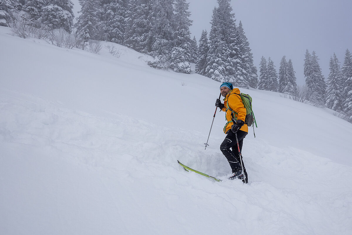 Aufstieg zum Rauhkopf im gut knietiefen Pulverschnee