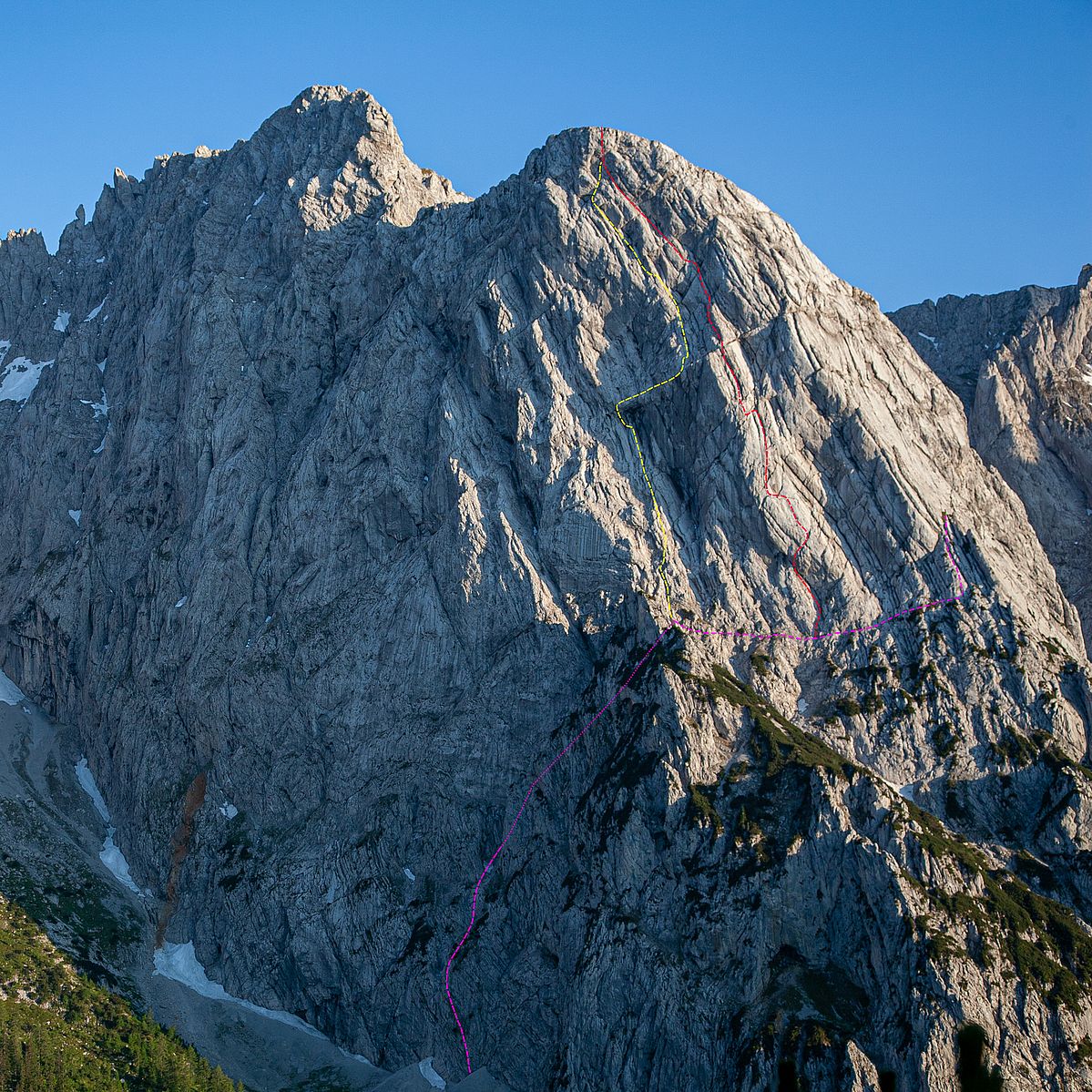Der ungefähre Verlauf der Dülferroute in der Nordwand der Kleinen Halt im Wilden Kaiser