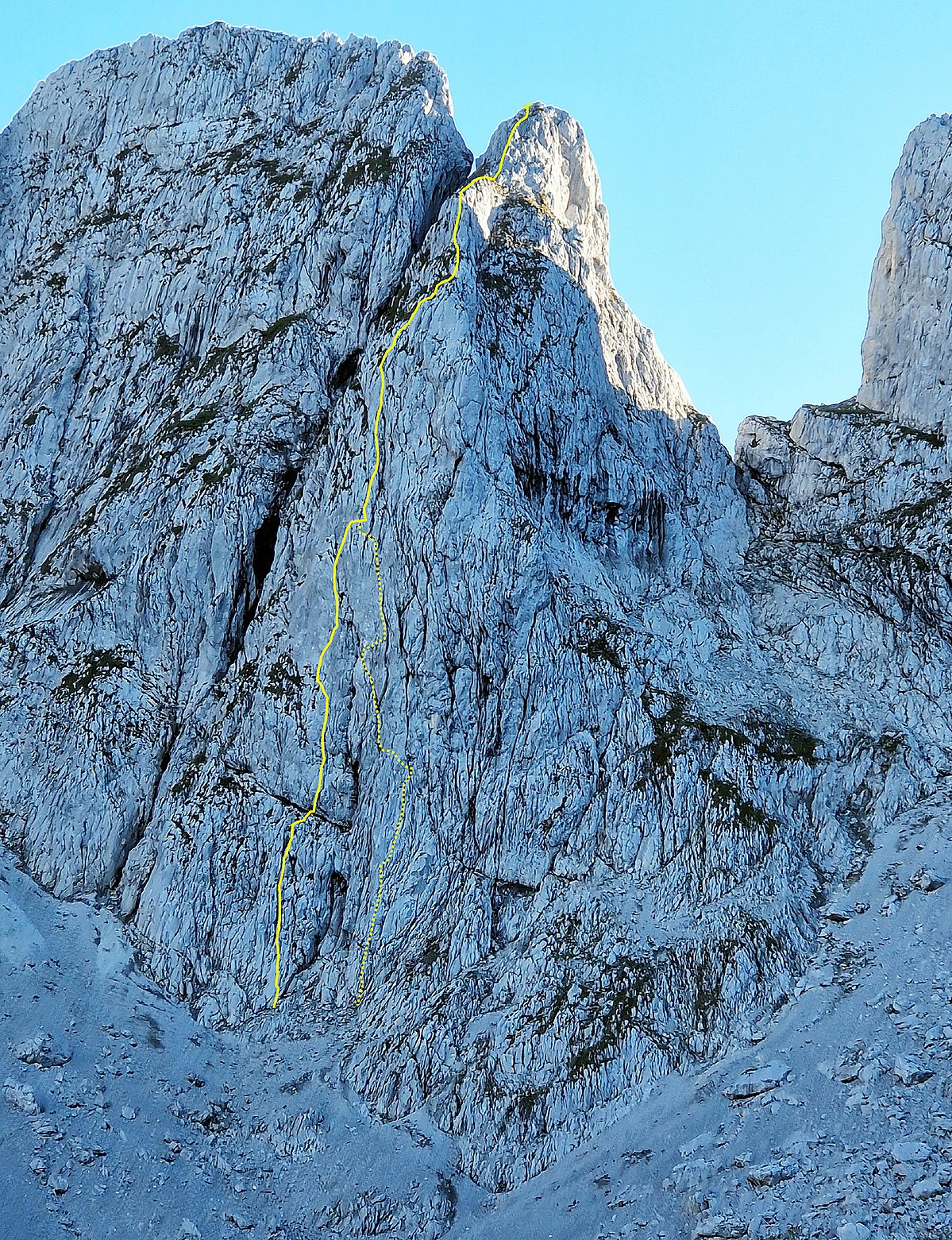 Die Nordwand des Daumen mit den Routen Daumen hoch (links) und Pflaumei-Spass (rechts)