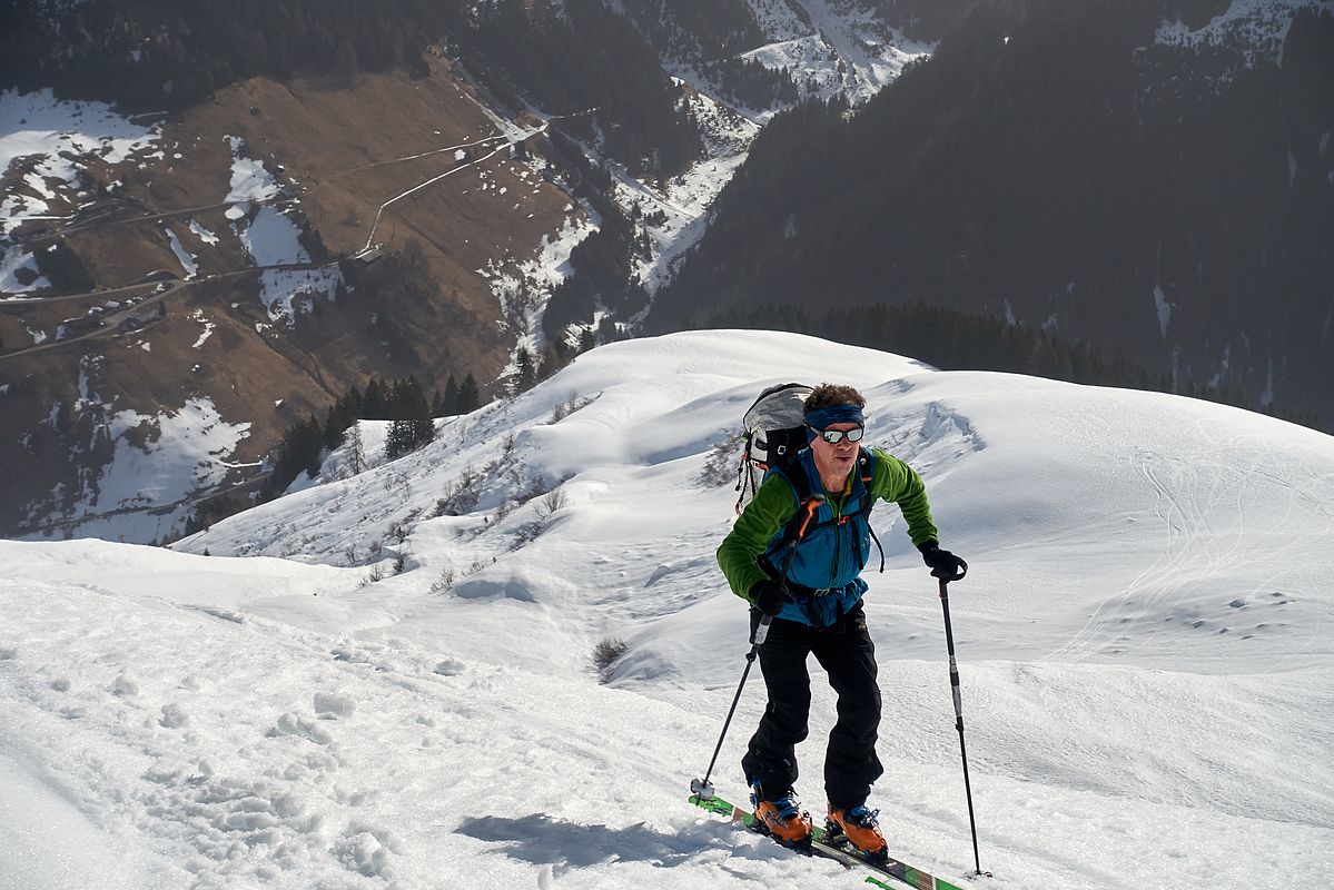 Tiefblick nach Kaisers beim Aufstieg zum Schwarzen Kranz