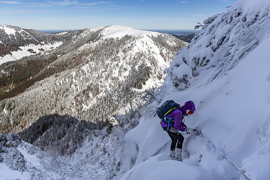 Vereiste oder eingeschneite Seile können einen einfachen drahtseilgesicherten Weg im Winter deutlich anspruchsvoller machen