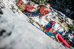 Ein Kletterhelm schützt beim Alpinklettern vor Steinschlag.
