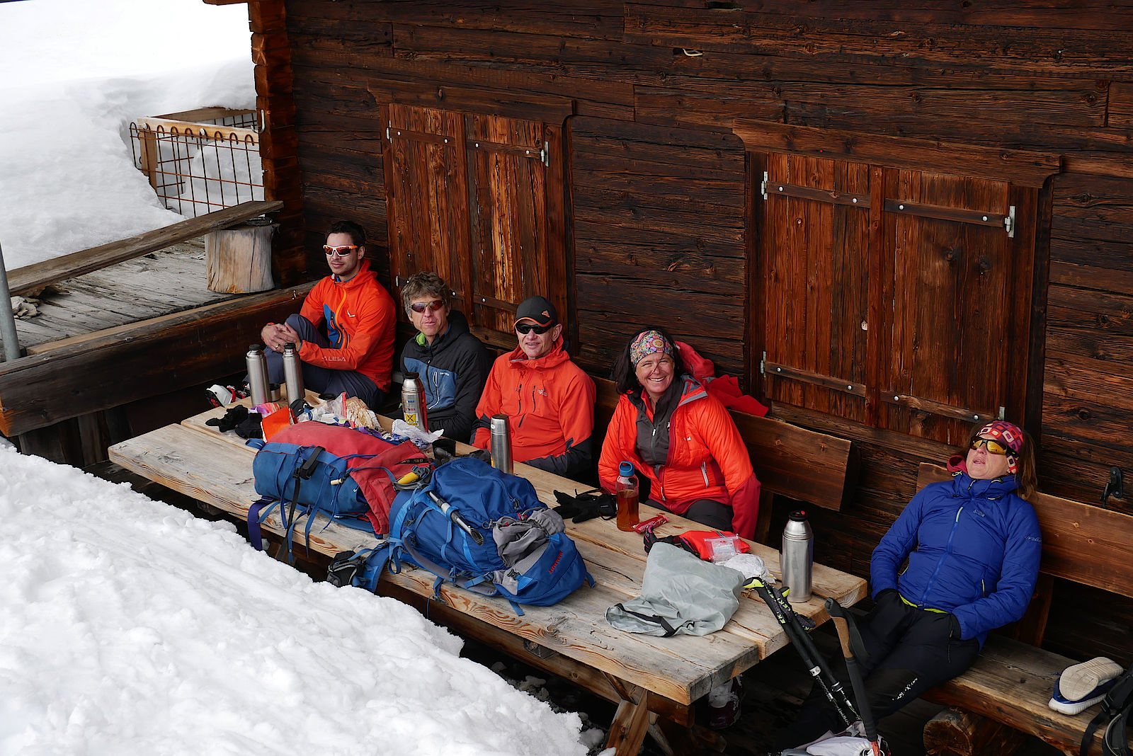 Gemütliche Pause an der Mahder Ochsenalm bei der Abfahrt ins Schmirntal