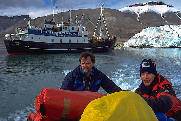 Mit einem Schlauchboot werden wir von der Langoysund auf einer kleinen Felsinsel direkt vor dem Gletscherbruch abgesetzt.