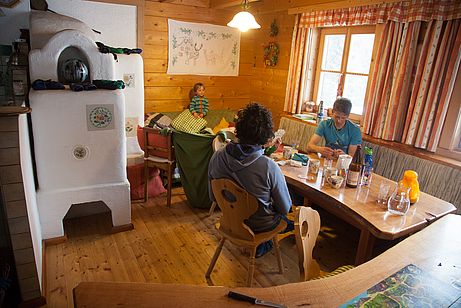 Die komfortable Stube der Schwarzenbichlhütte. Die komfortable Stube der Schwarzenbichlhütte.