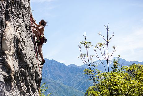 Stefan in der Oldschoolplatte "Abete Maledetto" (7a+) Stefan in der Oldschoolplatte "Abete Maledetto" (7a+) in Crosano