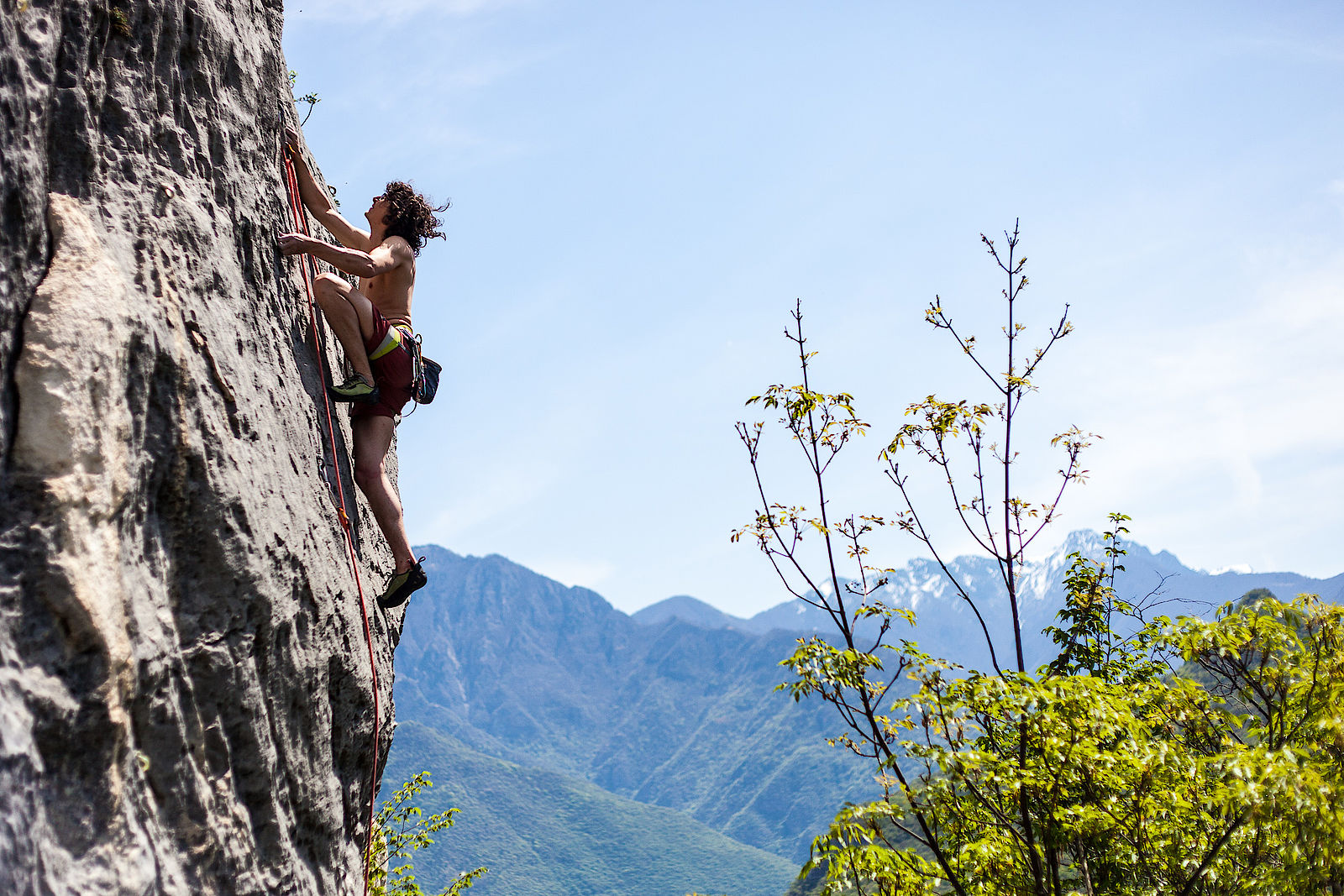 Stefan in der Oldschoolplatte "Abete Maledetto" (7a+) in Crosano