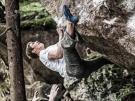 Der Hook von Julian klebt förmlich am Fels beim Bouldern im Ötztal. Der Hook von Julian klebt förmlich am Fels beim Bouldern im Ötztal.
