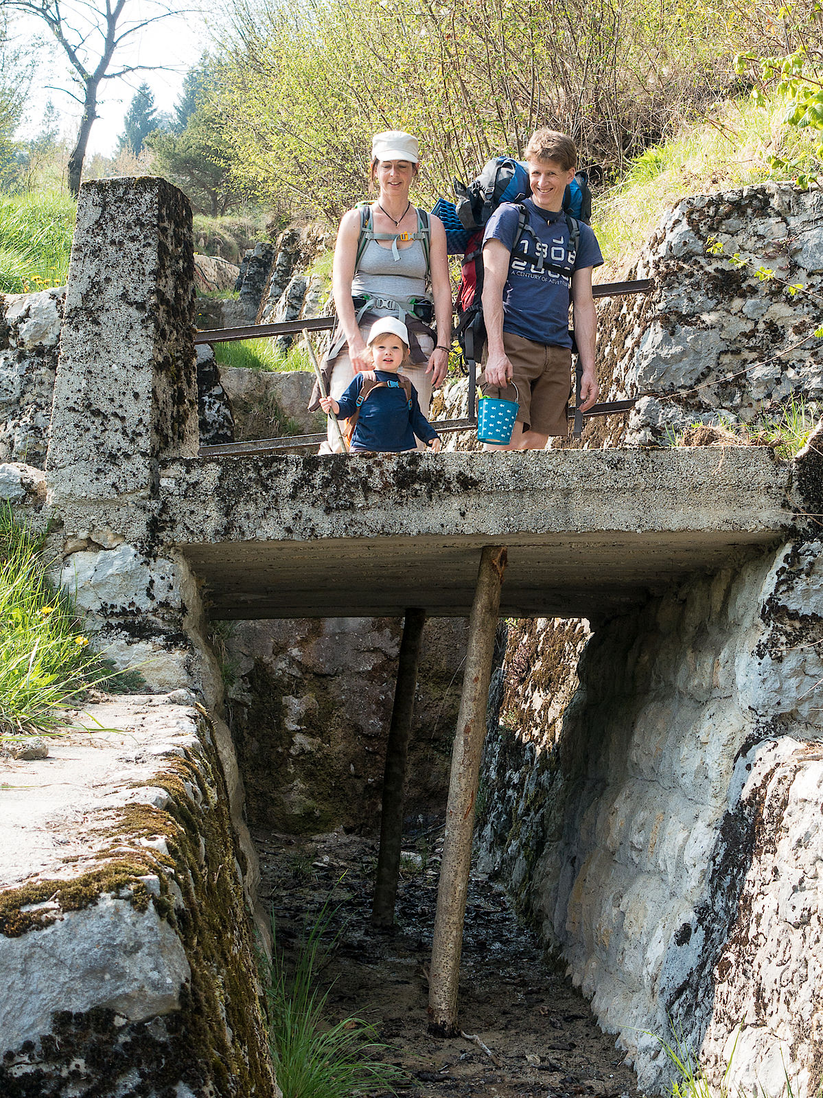 Hält die Brücke oder nicht? Zustieg zum Klettergebiet Ronzo